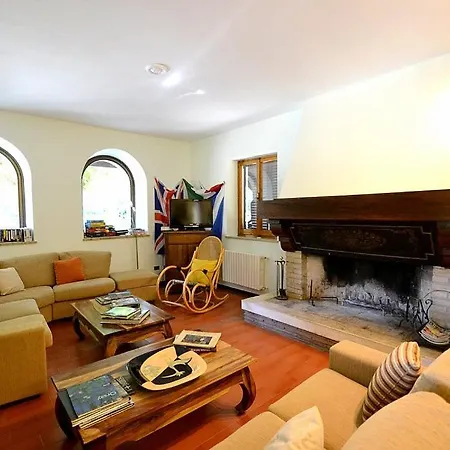Sleeps 10 Pool Wifi * Todi